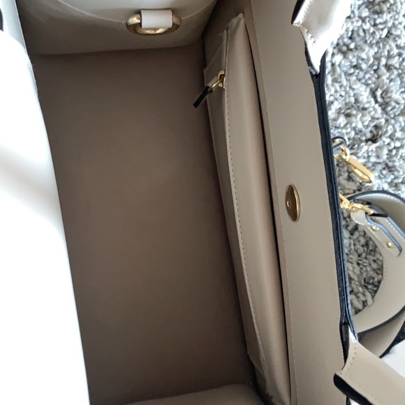 Valentino gorgeous  leather tote.. Made in 🇮🇹 - Picture 7 of 12